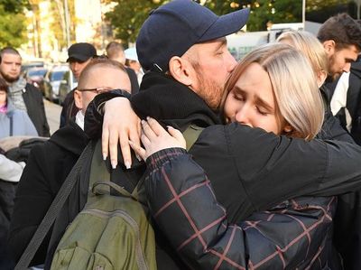 Siap Perang, Momen Haru Pasukan Cadangan Rusia Pamitan dengan Keluarga