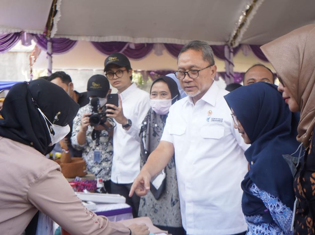 Momen Mendag Zulhas Silaturahmi Kepada UMKM di Kudus Momen Mendag Zulhas Silaturahmi Kepada UMKM di Kudus