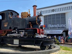 5 Fakta Menarik Monumen Lokomotif di Depan Stasiun Bandung