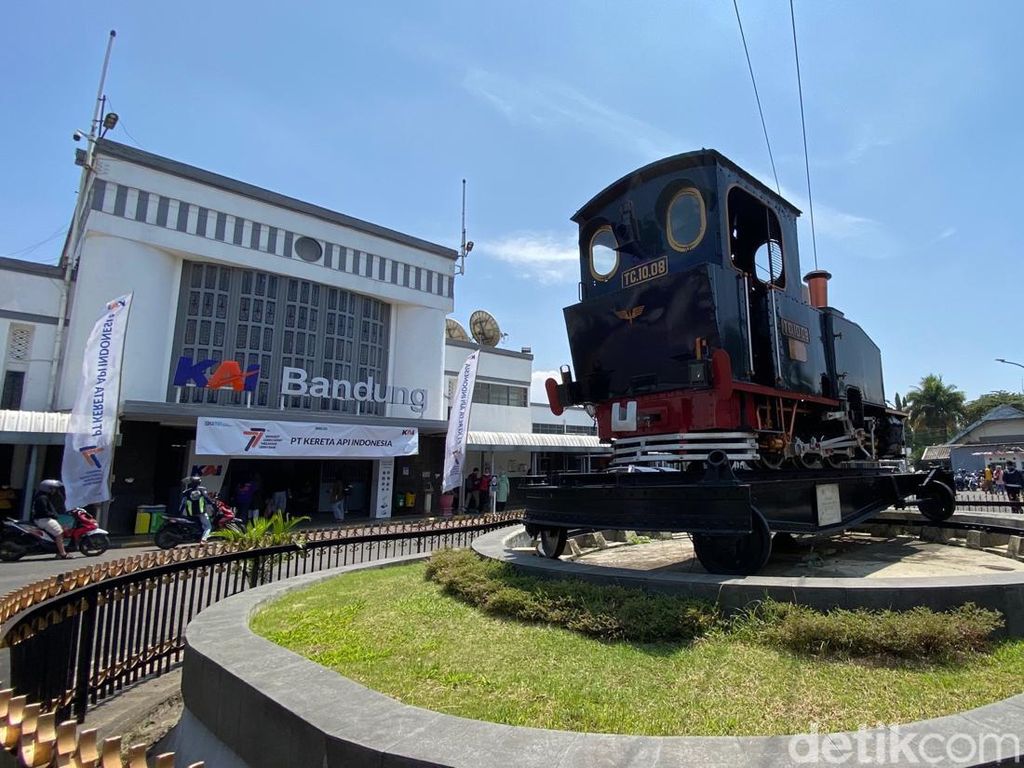 Tiga Kali Ganti Kereta demi Sampai Kota Bandung