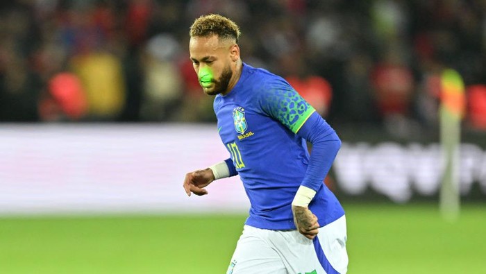 PARIS, FRANCE - SEPTEMBER 27: Neymar of Brazil in action during the friendly match between Brazil and Tunisia at Parc des Princes stadium in Paris, France on September 27, 2022. (Photo by Mustafa Yalcin/Anadolu Agency via Getty Images)