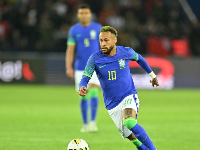 PARIS, FRANCE - SEPTEMBER 27: Neymar of Brazil in action during the friendly match between Brazil and Tunisia at Parc des Princes stadium in Paris, France on September 27, 2022. (Photo by Mustafa Yalcin/Anadolu Agency via Getty Images)