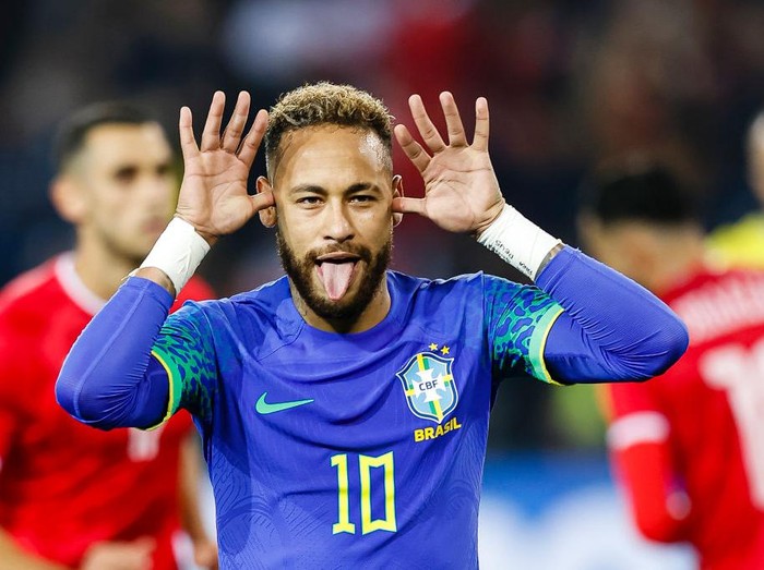 PARIS, FRANCE - SEPTEMBER 27: Neymar Junior of Brazil celebrates his goal by free kick during the international friendly match between Brazil and Tunisia at Parc des Princes on September 27, 2022 in Paris, France. (Photo by Antonio Borga/Eurasia Sport Images/Getty Images)