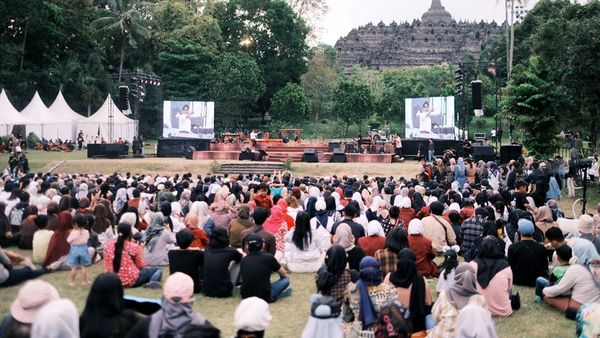 Nonton Konser Musik Sambil Nikmati Keindahan Borobudur