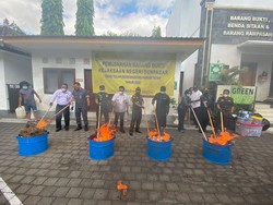 Kejari Denpasar Musnahkan Belasan Barang Bukti dari 407 Kasus Pidana