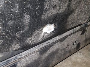 Penampakan Bekas Tembakan Teror di Mobil Aktivis Pekalongan Penampakan Bekas Tembakan Teror di Mobil Aktivis Pekalongan