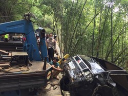 Pikap Terjun ke Jurang di Kota Batu gegara Selip Injak Tumpahan Solar