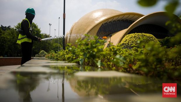 Suasana Taman Mini Indonesia Indah (TMII) yang mulai memasuki masa revitalisasi tahapan akhir, Jakarta, Rabu (28/9/2022). (CNN Indonesia/ Adi Ibrahim)