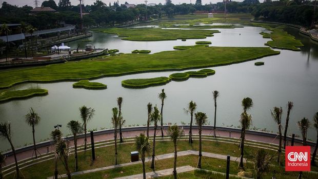 Suasana Taman Mini Indonesia Indah (TMII) yang mulai memasuki masa revitalisasi tahapan akhir, Jakarta, Rabu (28/9/2022).(CNN Indonesia/Adi Ibrahim)