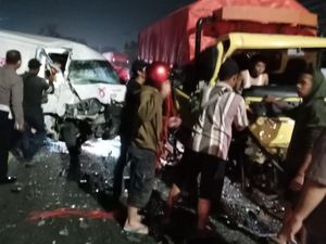 Sopir Ekspedisi yang Terjepit di Kecelakaan Cileungsi Berhasil Diselamatkan