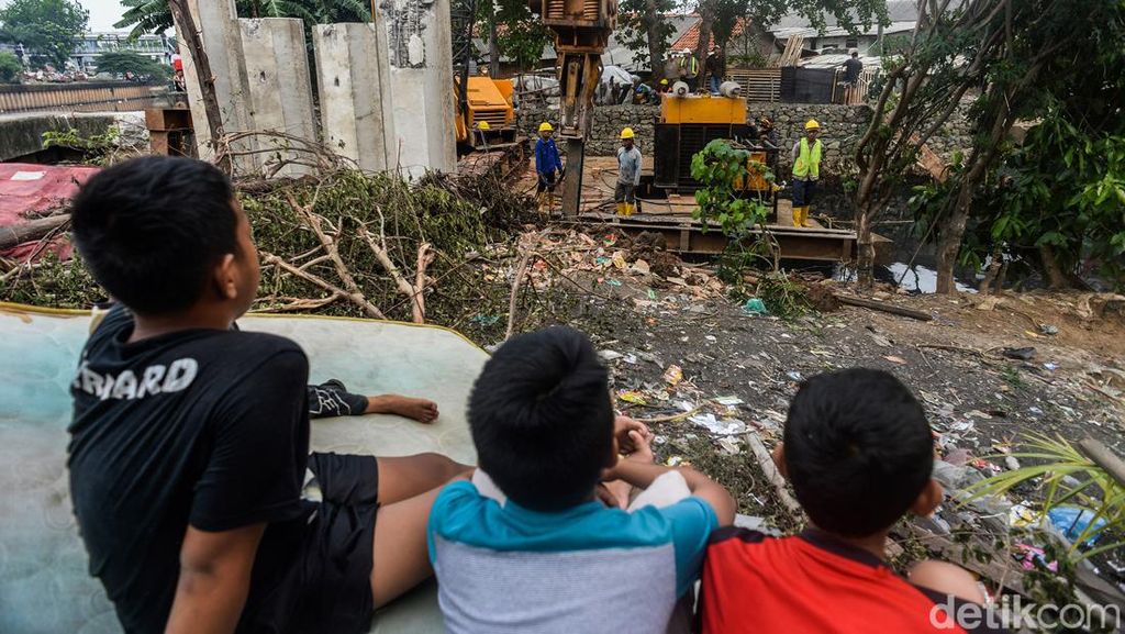Proyek Turap Kali Semanan Jakbar Jadi Tontonan Warga Proyek Turap Kali Semanan Jakbar Jadi Tontonan Warga