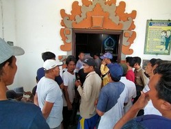 Pertanyakan Proyek Pabrik Limbah, Warga Pengambengan Datangi Perbekel