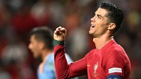 Ronaldo tak kuasa menghindarkan Portugal dari kekalahan atas Spanyol, dengan tim tamu mencetak gol penentu di menit ke-88. (Patricia De Melo Moreira/AFP/Getty Images)