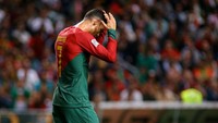 Tampil di depan publik sendiri di dalam laga pamungkas fase grup UEFA Nations League, CR7 justru tak kuasa jadi pahlawan. (Diogo Cardoso/DeFodi Images/Getty Images)