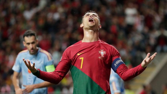 Ragam Ekspresi Ronaldo Saat Portugal Ditumbangkan Spanyol BRAGA, PORTUGAL - SEPTEMBER 27: Cristiano Ronaldo of Portugal disappointed during the UEFA Nations league match between Portugal v Spain at the Estadio Municipal de Braga on September 27, 2022 in Braga Portugal (Photo by David S. Bustamante/Soccrates/Getty Images)