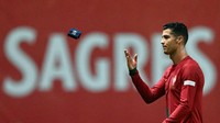 Ronaldo terlihat melempar ban kaptennya. (Patricia De Melo Moreira/AFP/Getty Images)
