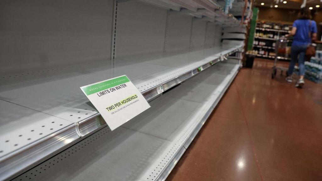 Rak Supermarket di Florida Kosong Melompong Jelang Serbuan Badai Ian Rak Supermarket di Florida Kosong Melompong Jelang Serbuan Badai Ian