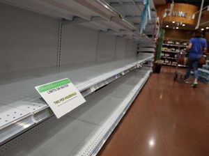 Rak Supermarket di Florida Kosong Melompong Jelang Serbuan Badai Ian