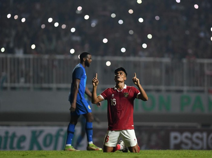 Pesepak bola Tim Nasional Indonesia Ramadhan Sananta (kanan) berselebrasi usai mengalahkan Tim Nasional Curacao dalam pertandingan 'FIFA Match Day' di Stadion Pakansari, Cibinong, Kabupaten Bogor, Jawa Barat, Selasa (27/9/2022). Indonesia menang dengan skor 2-1 atas Curacao dalam pertandingan itu. ANTARA FOTO/Aditya Pradana Putra/hp.