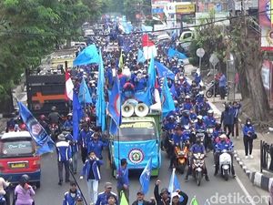Serukan 4 Tuntutan, Buruh Lumpuhkan Jalur Nasional Purwakarta