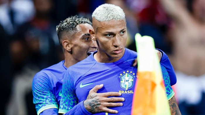 PARIS, FRANCE - SEPTEMBER 27: Richarlison de Andrade of Brazil (R) celebrating his goal with his teammates during the international friendly match between Brazil and Tunisia at Parc des Princes on September 27, 2022 in Paris, France. (Photo by Antonio Borga/Eurasia Sport Images/Getty Images)