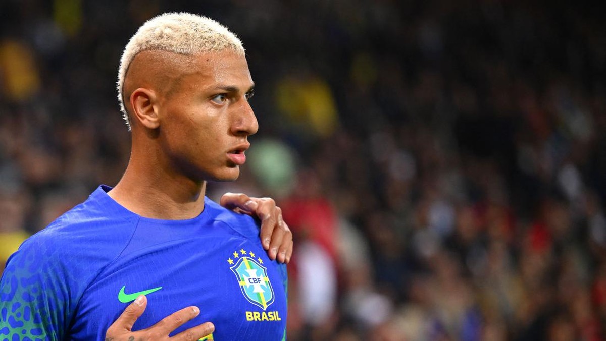 Richarlison dilempari pisang penonton di Parc des Princes. (Foto: AFP via Getty Images/ANNE-CHRISTINE POUJOULAT)