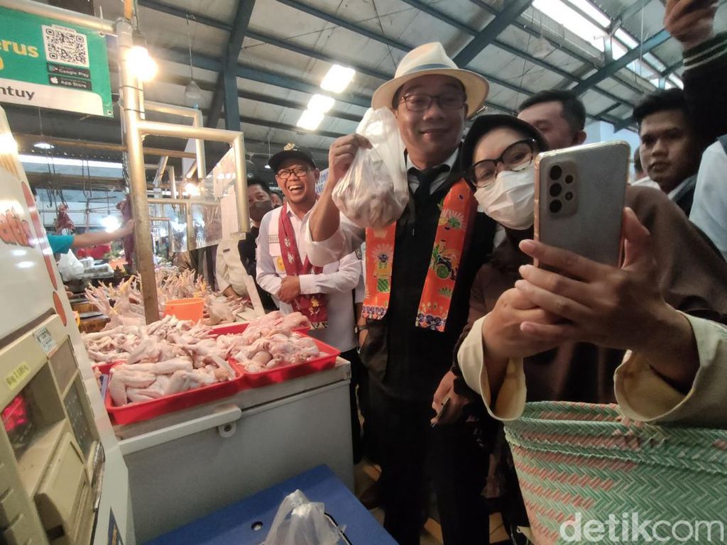 Ridwan Kamil Kunjungi Pasar Sukatani Depok, Gaungkan Belanja Cashless