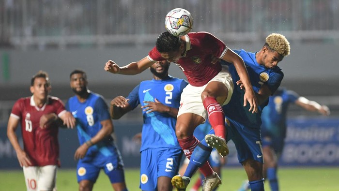 Rizky Ridho Pesepak bola Tim Nasional Indonesia Rizky Ridho (kedua kanan) menyundul bola ke arah gawang Tim Nasional Curacao dalam pertandingan 'FIFA Match Day' di Stadion Pakansari, Cibinong, Kabupaten Bogor, Jawa Barat, Selasa (27/9/2022). ANTARA FOTO/Aditya Pradana Putra/hp.