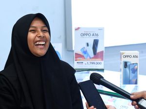 Sabrila yang Marahi Jokowi karena HP Rusak Kini Dihadiahi HP Baru