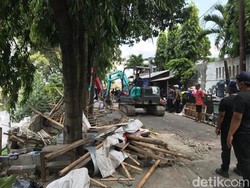 15 Bangunan Liar Semi Permanen di Sempadan Kali Code Jogja Dirobohkan