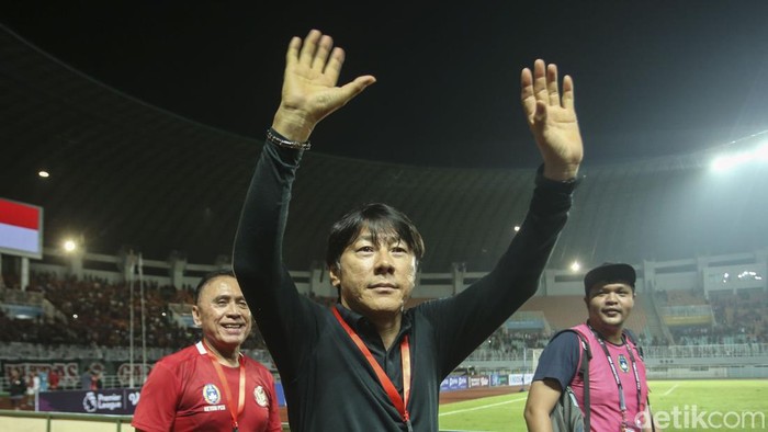 Pemain Timnas Indonesia beserta offisial menyapa suporter di Stadion Pakansari, Selasa (27/9/2022), usai kemenangan atas Curacao di laga friendly internasional.