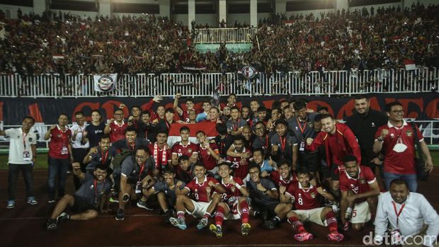 Pemain Timnas Indonesia beserta offisial menyapa suporter di Stadion Pakansari, Selasa (27/9/2022), usai kemenangan atas Curacao di laga friendly internasional.