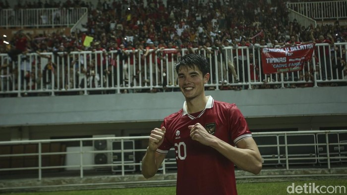 Pemain Timnas Indonesia beserta offisial menyapa suporter di Stadion Pakansari, Selasa (27/9/2022), usai kemenangan atas Curacao di laga friendly internasional.