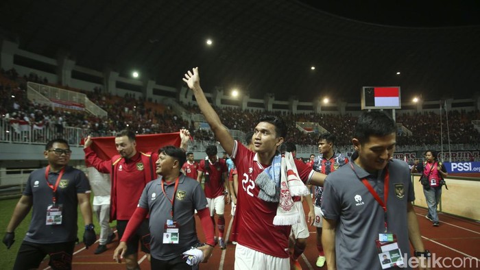 Pemain Timnas Indonesia beserta offisial menyapa suporter di Stadion Pakansari, Selasa (27/9/2022), usai kemenangan atas Curacao di laga friendly internasional.