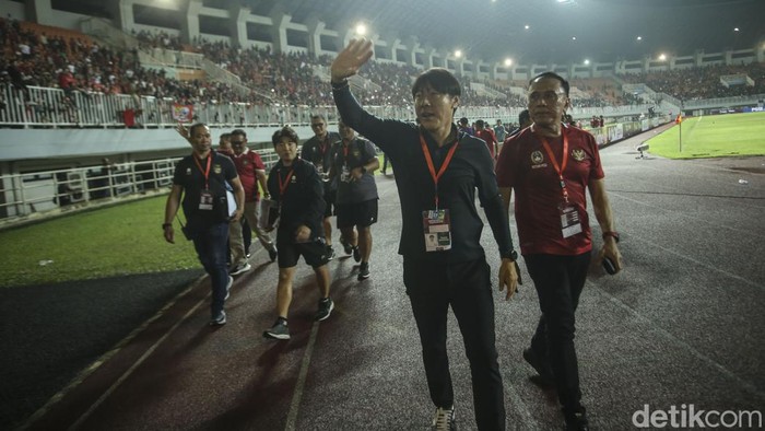 Pemain Timnas Indonesia beserta offisial menyapa suporter di Stadion Pakansari, Selasa (27/9/2022), usai kemenangan atas Curacao di laga friendly internasional.