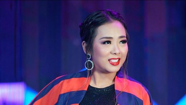 8 Beda Gaya Soimah Tampil di TV Vs di Rumah, Riasan Wajah Bikin Pangling