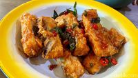 Resto Medan Ini Punya Terong Goreng Madu yang Nikmatnya Nagih!