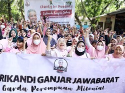 Aksi Sosial Srikandi Ganjar Bagikan 1.000 Paket Sembako di Cirebon