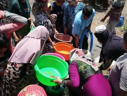 Susah Payah Warga Desa di Pasuruan Tempuh 4 Kilometer Demi Air Bersih