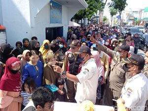Demi Sembako Murah, Ratusan Warga Kota Tegal Rela Berdesakan