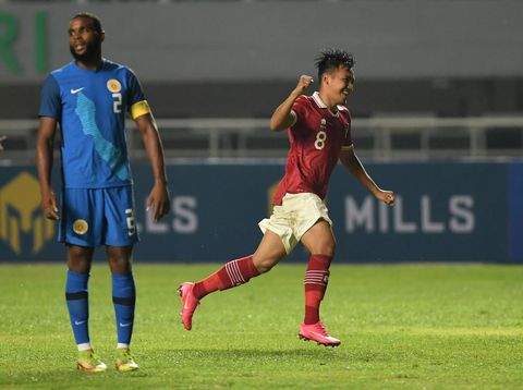 Pesepak bola Tim Nasional Indonesia Witan Sulaeman (kanan) merayakan gol yang dicetak rekannya, Dimas Drajad ke gawang Tim Nasional Curacao Shermaine Martina (kanan) dalam pertandingan 'FIFA Match Day' di Stadion Pakansari, Cibinong, Kabupaten Bogor, Jawa Barat, Selasa (27/9/2022). ANTARA FOTO/Aditya Pradana Putra/hp.