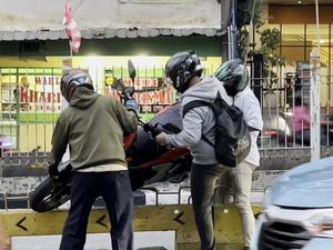 Aksi Pengendara Gotong Royong Angkat Motor di Busway Mampang Aksi Pengendara Gotong Royong Angkat Motor di Busway Mampang