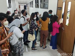 Ingin Ajak Berfoto, Mahasiswa UGM Rela Nunggu Prilly Selesai Ngajar