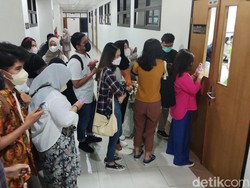 Ingin Ajak Berfoto, Mahasiswa UGM Rela Nunggu Prilly Selesai Ngajar