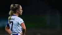Ana Maria Markovic mengaku senang-senang saja disebut sebagai pesepakbola tercantik. Tapi ia tak suka kalau dibilang pesepakbola terseksi. Foto: Instagram @anamxrkovic