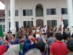 Jalan Diputus Perusahaan Sawit, Masyarakat Geruduk Kantor Bupati Asahan