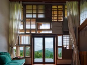 6 Inspirasi Jendela dengan Desain Unik yang Bikin Rumah Tampak Terang