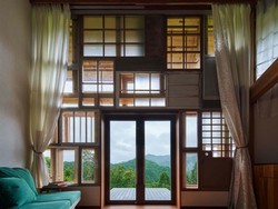 6 Inspirasi Jendela dengan Desain Unik yang Bikin Rumah Tampak Terang