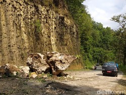 Batu Sebesar Truk Jatuh di Jalur Pacitan-Solo, Jalan Sempat Tutup Beberapa Jam