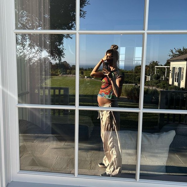 Behati Menunjukkan Baby Bump-nya